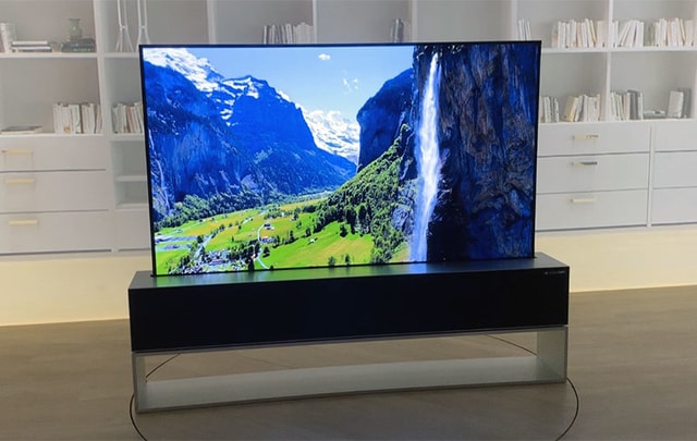 Teknologi nggak biasa di TV LG Signature OLED R yang bikin layar TV nya bisa digulung, bro!